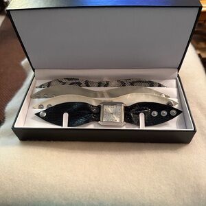 NWOT Stylish Gossip Women's Watch Set with Multiple Snap Straps